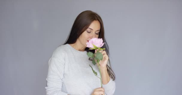 Elegante hermosa mujer sosteniendo flor de rosa — Vídeos de Stock