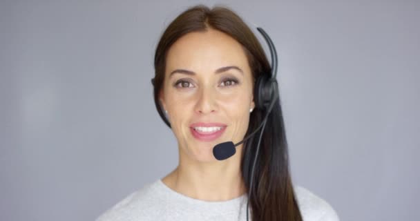 Entzückender Callcenter-Agent, der mit jemandem am Headset spricht — Stockvideo