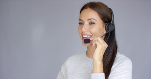 Agente de call center feminino bonito e positivo no trabalho — Vídeo de Stock