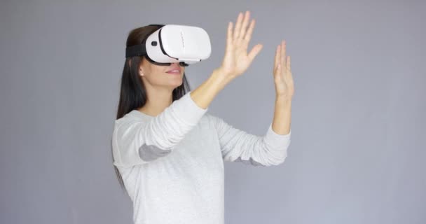 Mulher adorável trabalhando com óculos de realidade virtual — Vídeo de Stock