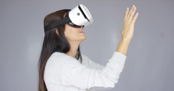 Bedårande kvinna som arbetar med virtual reality-glasögon — Stockvideo