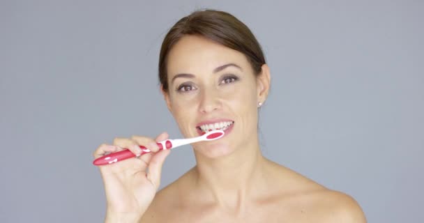 Mujer joven y saludable limpiando sus dientes — Vídeo de stock