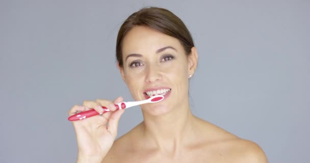 Mujer joven y saludable limpiando sus dientes — Vídeos de Stock