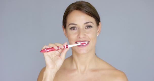 Здоровая молодая женщина чистит зубы — стоковое видео