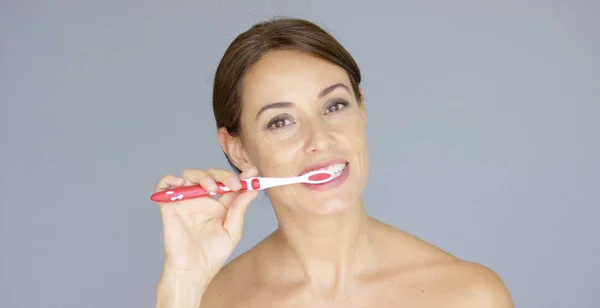 Jovem saudável limpando os dentes — Fotografia de Stock