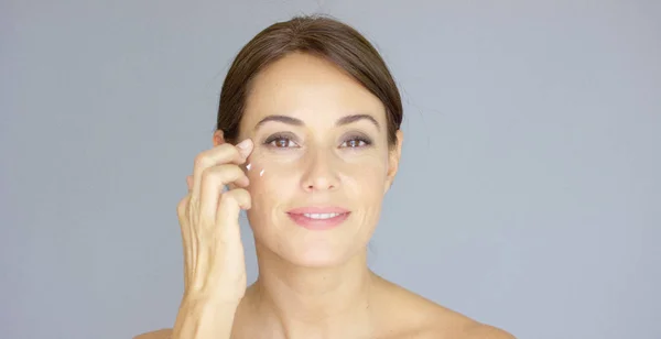 Visão frontal close-up na mulher tocando sobrancelha — Fotografia de Stock