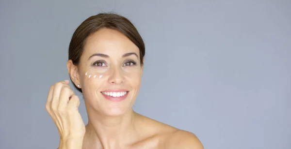 Retrato de belleza de una joven morena sonriente —  Fotos de Stock