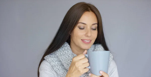Schöne brünette Frau mit einer Tasse Heißgetränk — Stockfoto