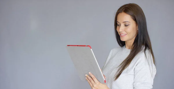 Piękna kobieta w średnim wieku przy użyciu komputera typu tablet — Zdjęcie stockowe