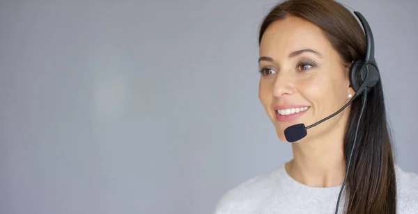 Bella e positiva agente call center femminile al lavoro — Foto Stock