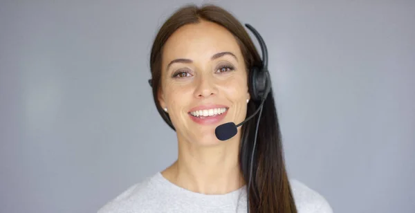 Entzückender Callcenter-Agent, der mit jemandem am Headset spricht — Stockfoto