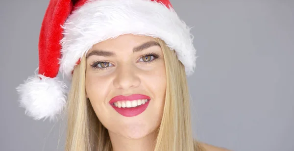 Close up retrato de bela menina loira no chapéu de Papai Noel — Fotografia de Stock
