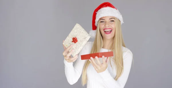 Hermosa chica sonriendo justo después de abrir el regalo de Navidad — Foto de Stock
