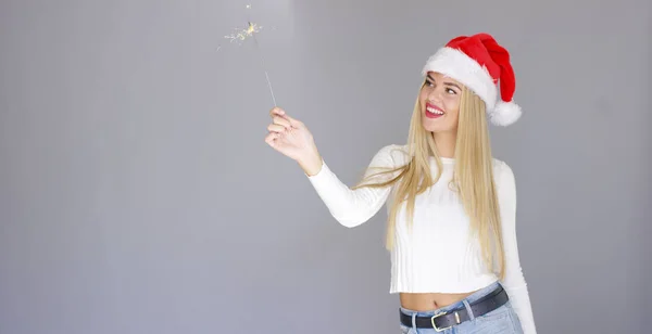 Menina loira bonita desfrutar de chrismas com sparkler — Fotografia de Stock