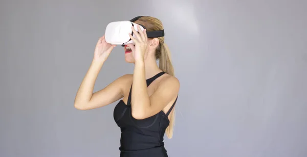 Gyönyörű, szexi szőke lány élvezi a virtuális valóság szemüveg — Stock Fotó