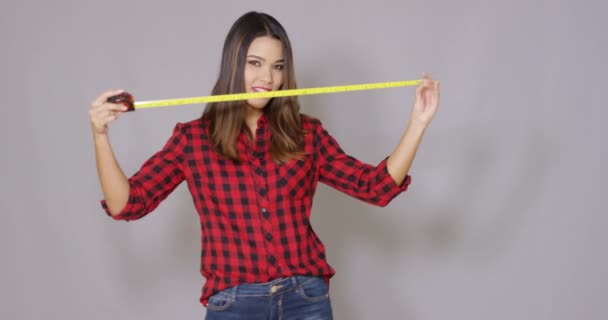 Female constructor worker with measure tape — Stock Video