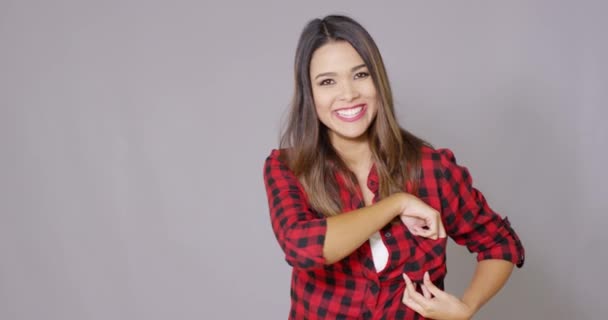 Riéndose mujer DIY sosteniendo una cinta métrica — Vídeos de Stock