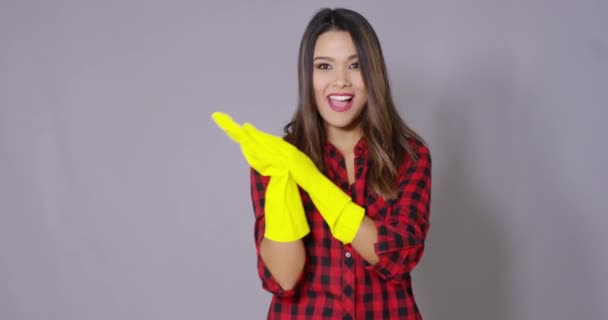 Attraktiva hemmafru håller upp handskar på händerna — Stockvideo