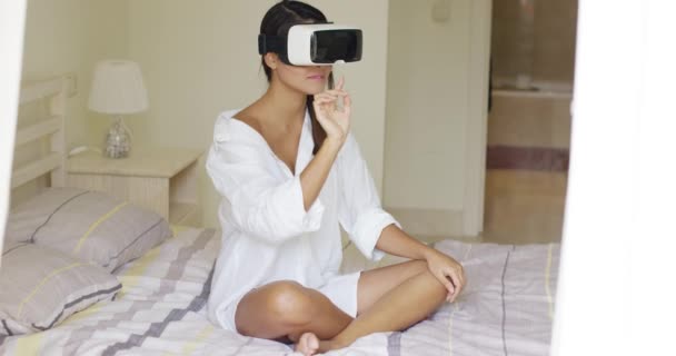 Young woman wearing virtual reality glasses — Stock Video