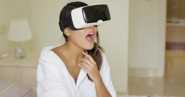Fiatal nő visel virtuális valóság szemüveg — Stock videók