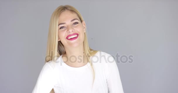 Приваблива блондинка з щасливою посмішкою — стокове відео