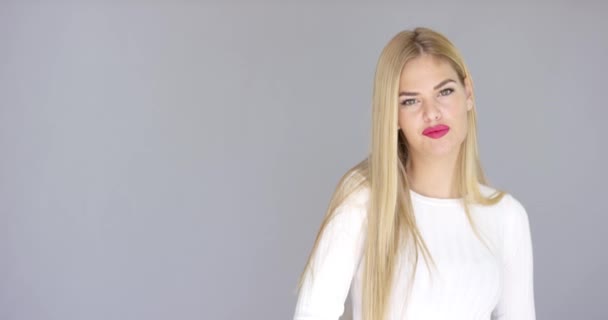 Sebevědomá temperamentní mladá žena smíchy — Stock video