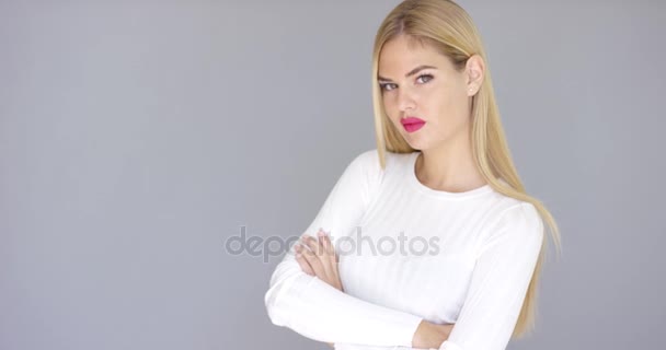 Selbstbewusste junge blonde Frau — Stockvideo