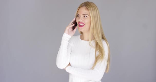 Красивая молодая женщина смеется над мобильным телефоном — стоковое видео
