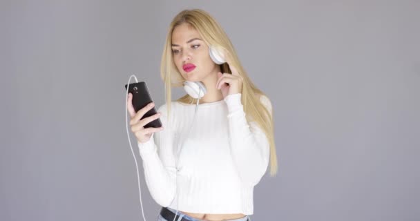 Leuke jonge vrouw genieten van haar muziek — Stockvideo