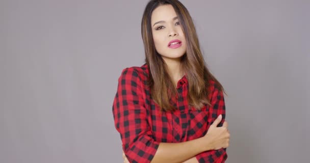Donna single che indossa a scacchi camicia rossa e nera — Video Stock