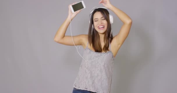Mulher cantando junto com sua música — Vídeo de Stock