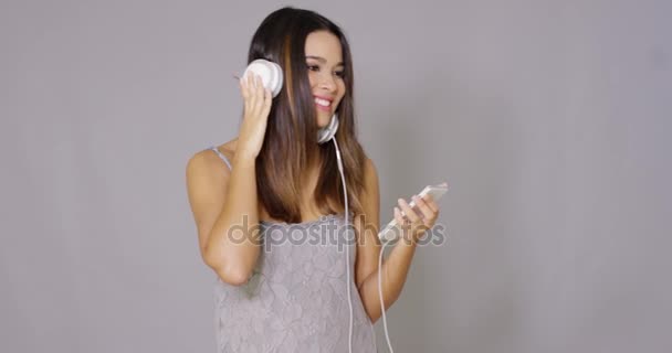 Mujer cantando junto a su música — Vídeos de Stock