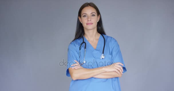 Çekici dostu genç kadın doktor — Stok video