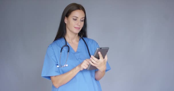 Doctora joven en matorrales usando una tableta — Vídeo de stock