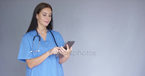 年轻的女医生，在磨砂使用平板电脑 — 图库视频影像