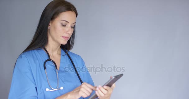 Pensiero giovane donna medico in scrub — Video Stock