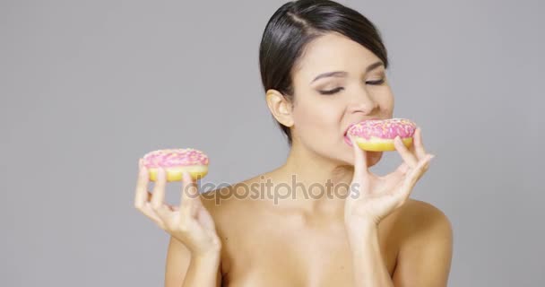 Πανέμορφη γυναίκα τρώει ντόνατς — Αρχείο Βίντεο