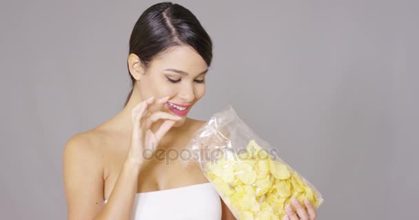 Lycklig kvinna högintressant potatischips — Stockvideo