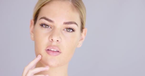 Hübsche und attraktive blonde junge Frau posiert — Stockvideo