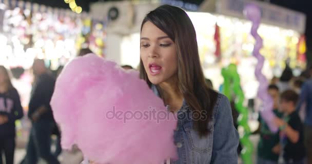 Riendo joven mujer comiendo rosa caramelo hilo dental — Vídeo de stock