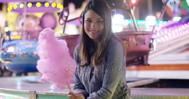 Jovem feliz desfrutando de uma noite em uma feira — Vídeo de Stock