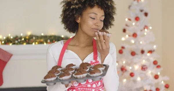 Giovane cuoco degustazione di un biscotto di Natale fresco — Foto Stock