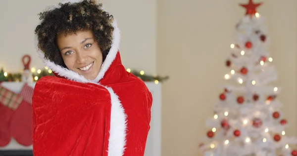 Atraktivní žena v červené Santa pláštěnka s kapucí — Stock fotografie