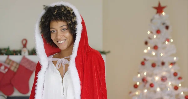 Wspaniała młoda kobieta ubrana w strój Santa — Zdjęcie stockowe
