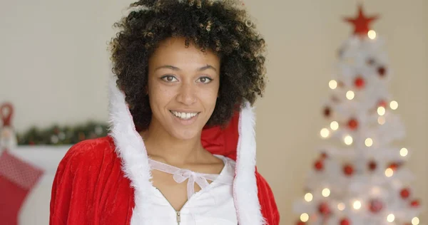 Preciosa joven con una capa navideña festiva — Foto de Stock