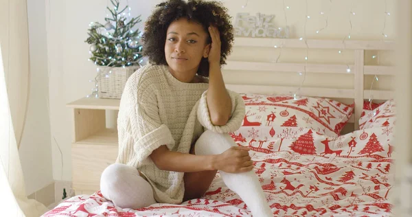 Mooie jonge vrouw zitten in bed — Stockfoto