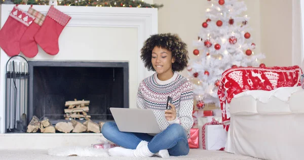 Junge Frau beim Online-Weihnachtseinkauf — Stockfoto