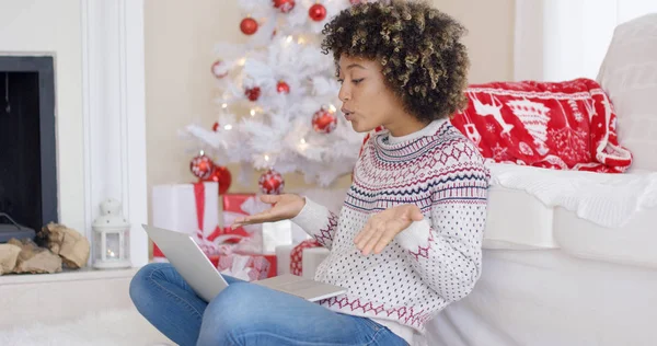 Cute młoda kobieta o czat wideo na Boże Narodzenie — Zdjęcie stockowe