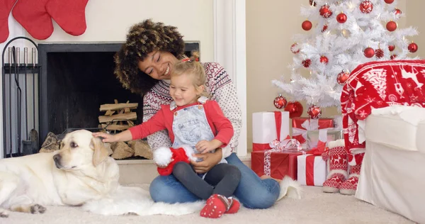 Szczęśliwa matka i dziecko z psem na Boże Narodzenie — Zdjęcie stockowe