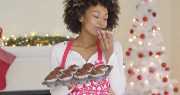 Ung kock provtagning en färsk Christmas cookie — Stockvideo